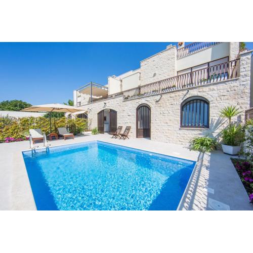 MELODY M Apartment with private pool