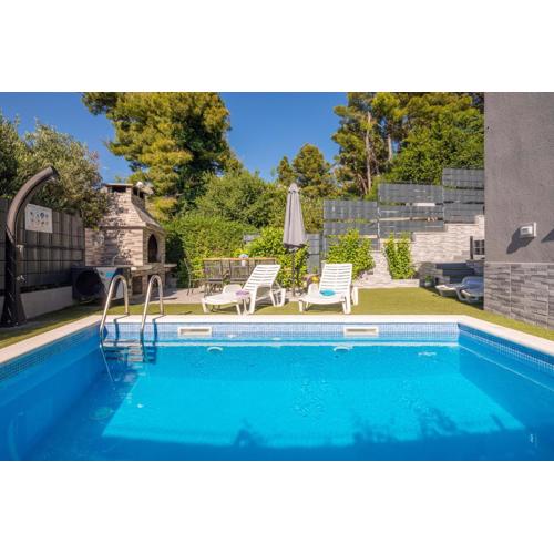 Melody Suites - 2 Apartments Rented Together as 1 Unit - Private Heated Pool