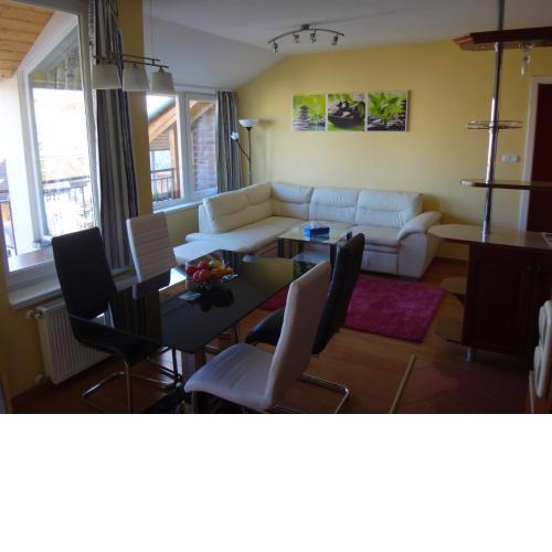 Merry&Car - HUGE BALCONY + Living Room + 2BR