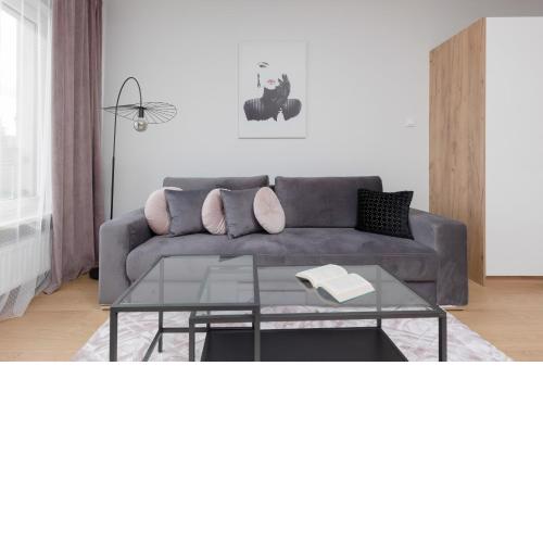 Metro Kondratowicza Warsaw Apartment with Parking by Noclegi Renters