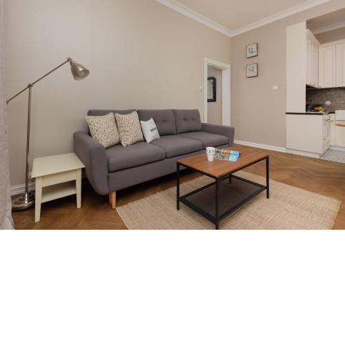 Metro Rondo ONZ Apartment by Noclegi Renters