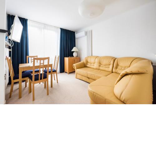 Metro Rondo ONZ Yellow Apartment