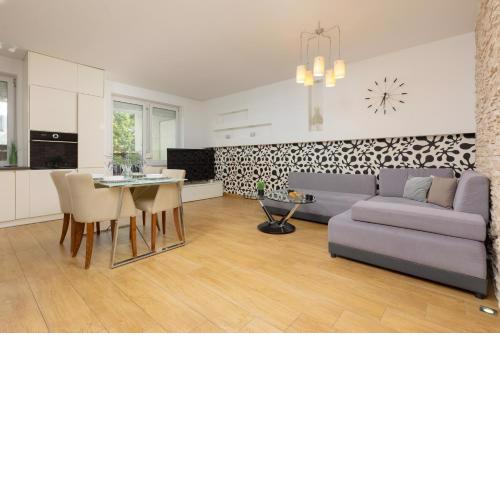 Metro Targówek Spacious Apartment with Parking by Noclegi Renters