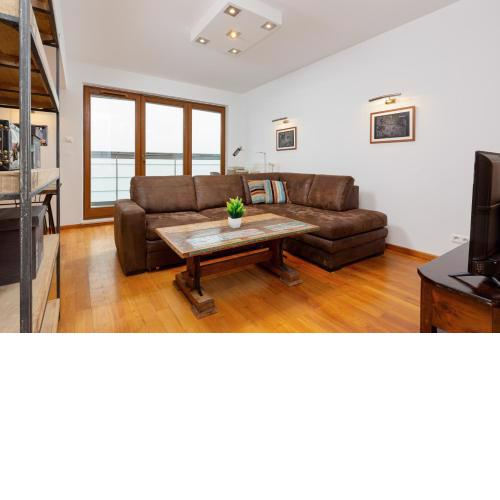 Metro Wierzbno Apartment by Noclegi Renters