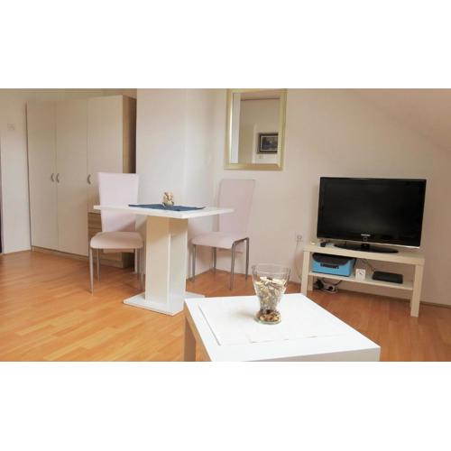 Mia Airport studio apartment - 0-24h Self check in&out - Parking on site