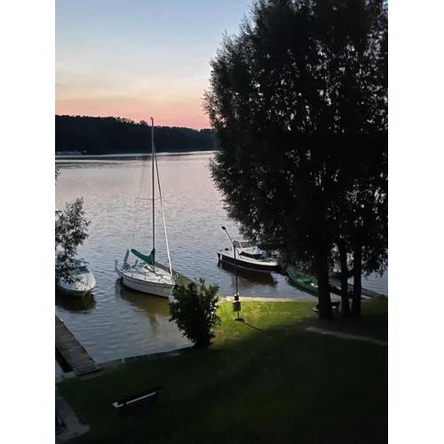 Mieszkanie nad jeziorem z własną linią brzegową