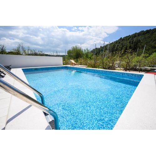 Mila and Jurija Formenti 2 apartments in heart of nautic marina, with heated swimming pool, bikes, Sup, kajak