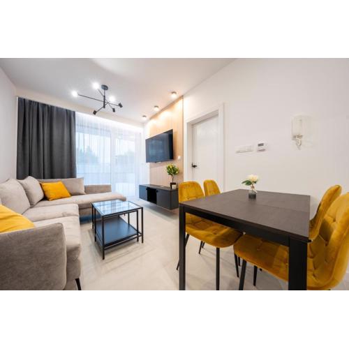 Miodowy apartament z dużym tarasem w Rewalu, blisko morza
