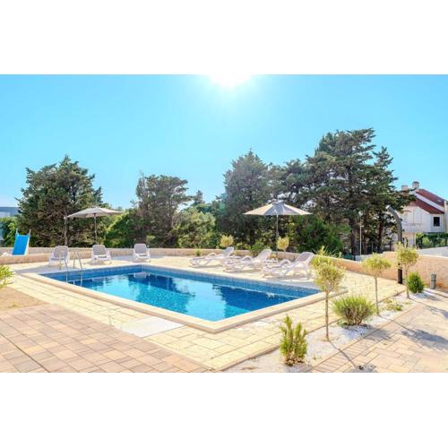 Mirjana new city central apartment with a pool
