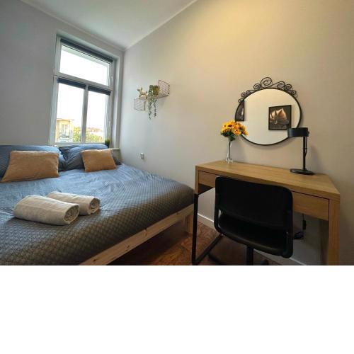 MMRent Sunflower Room
