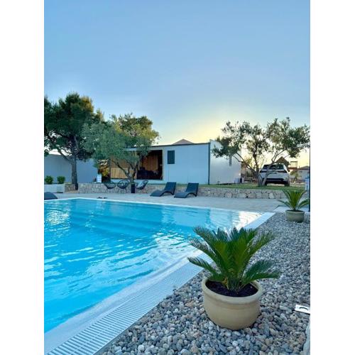 Mobile Home Aura, Village Twins