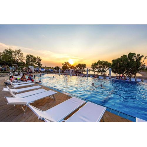 Mobile home in Camping Omisal with pool