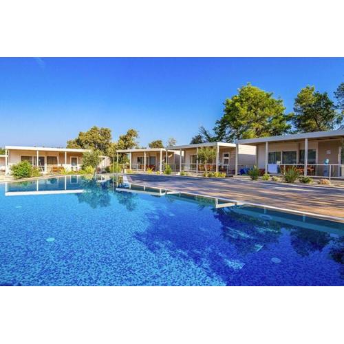 Mobile home Mediteran Superior by the pool in caravan park Strasko, Novalja