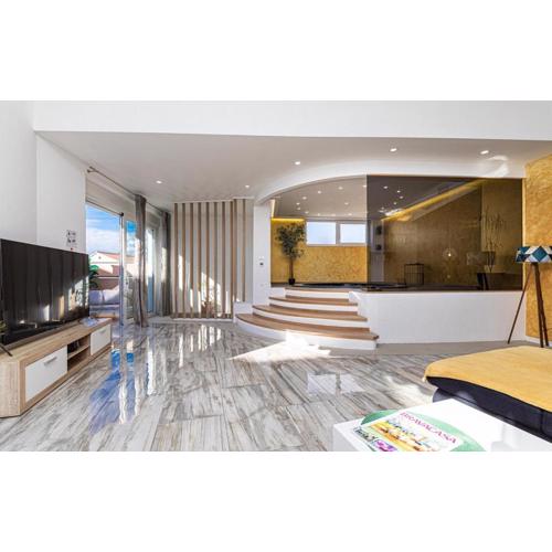 Moderan apartman s hidromasažnom kadaom