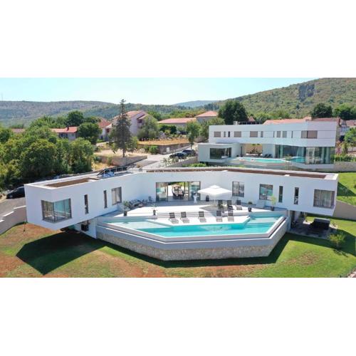 Modern and luxurious villa with swimming pool in Zmijavci