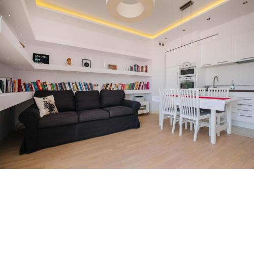 Modern Apartment Across the Ponds