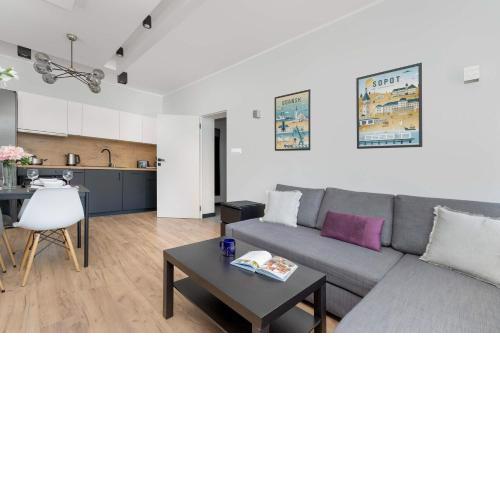 Modern Apartment Close to the City Center and the Beach in Gdynia by Noclegi Renters