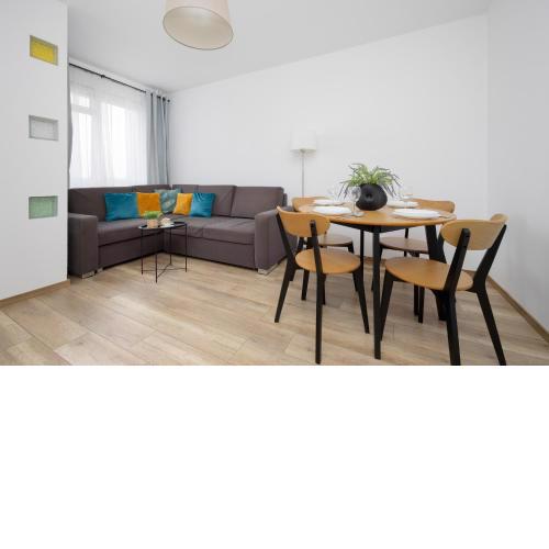 Modern Apartment near Airport Warsaw Włochy by Noclegi Renters