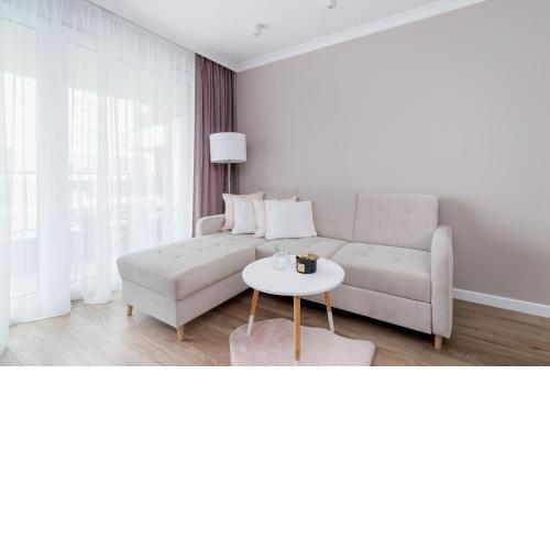 Modern Apartment suitable for Remote Work with Balcony & Parking by Noclegi Renters