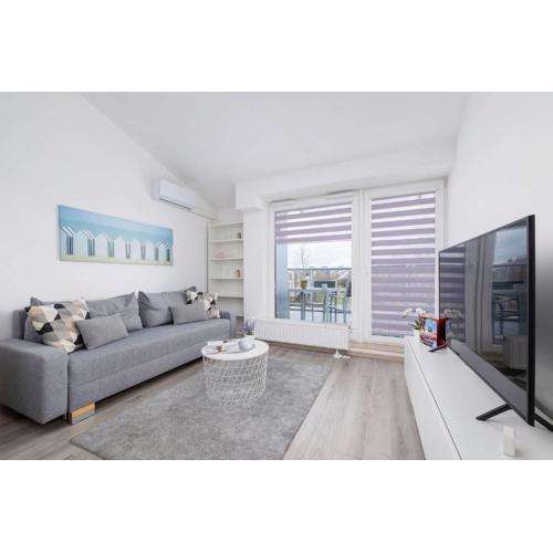 Modern Apartment with Air Conditioning and Parking in Cracow by Noclegi Renters