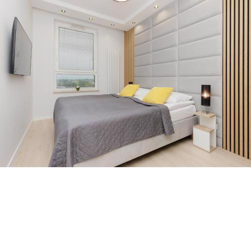 Modern Apartment with Balcony near Aleje Jerozolimskie by Noclegi Renters