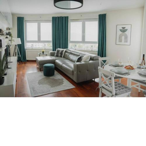 Modern Apartment with Parking near Metro Kabaty by Noclegi Renters