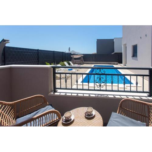 Modern apartment with swimming pool