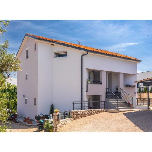 Modern Apartment with Terrace and Private Parking Krk