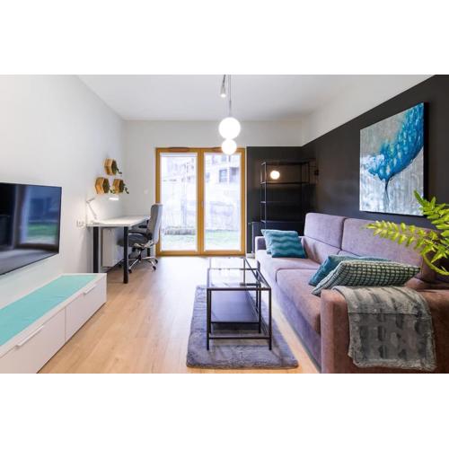 Modern apt next to train station