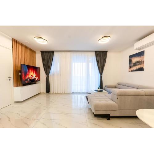Modern Cityscape 2-Bedroom Terrace apartment