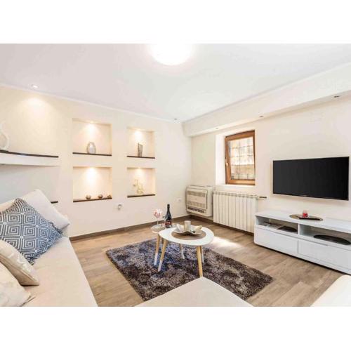 Modern Comfort - One Bedroom Apartment Relax
