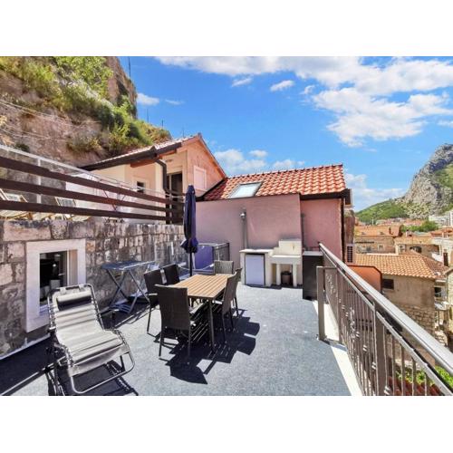 Modern flat in Omiš, with terrace and views, 80m²
