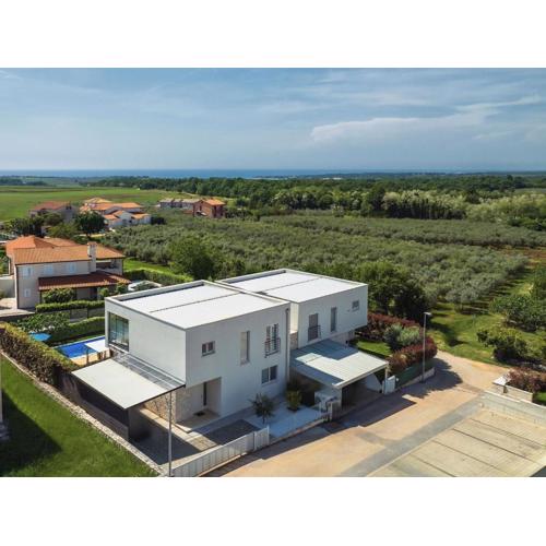 Modern Holiday Home in Novigrad with Pool