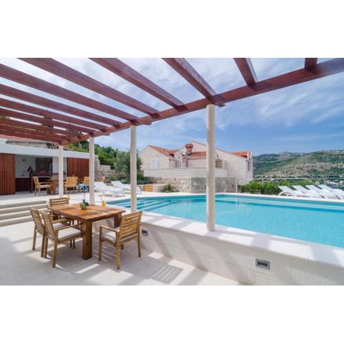 Modern Luxury Villa with Swimming Pool - Bayside View