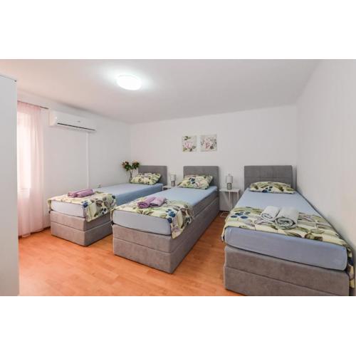 Modern room for 3 People - Novalja