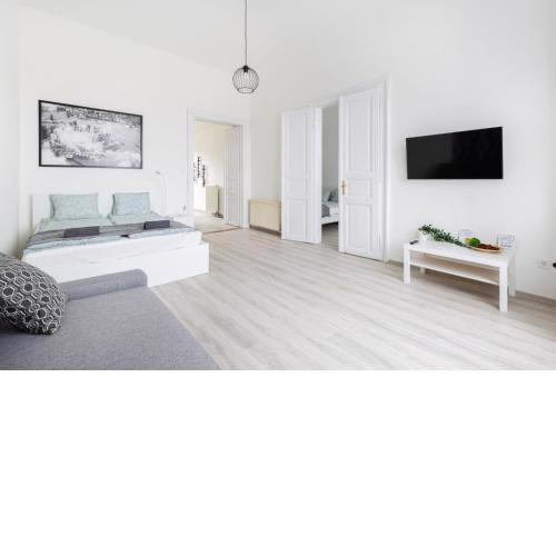 Modern Stay with Desk & Monitor, TV