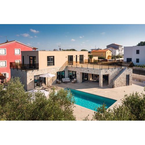 Modern Villa Ava with outdoor pool in Tar