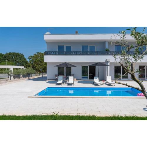 Modern villa Casa Storija with pool in Novigrad