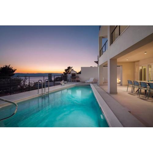 Modern Villa Maris - with heated pool & sea view