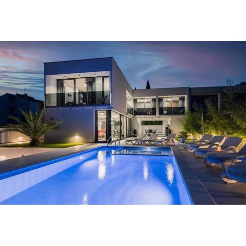 Modern Villa Miaa -32 m2 pool, 4 en-suite bedrooms