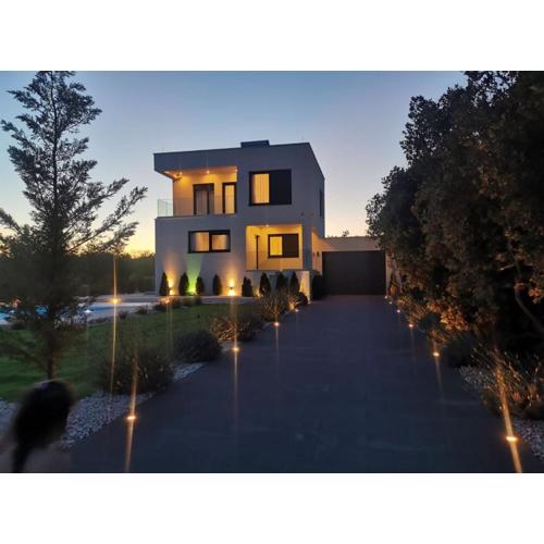 Modern Villa with Private Heated Pool and Lounge Area for a Relaxing Stay