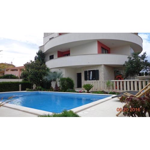 Moderne Ferienwohnung in Ližnjan mit Garten, Grill und Whirlpool