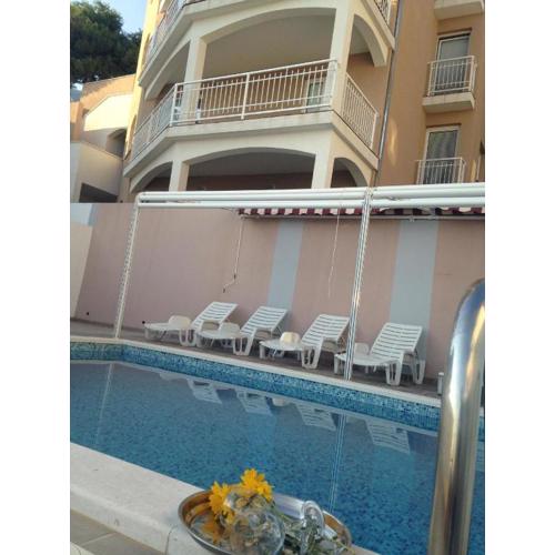 Moderne Ferienwohnung in Mimice mit gemeinsamem Pool, Grill und Terrasse und Meerblick