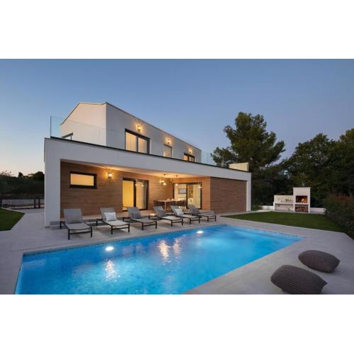 Moderne Luxusvilla Mali Dvor mit Pool 500m am Meer in Porec