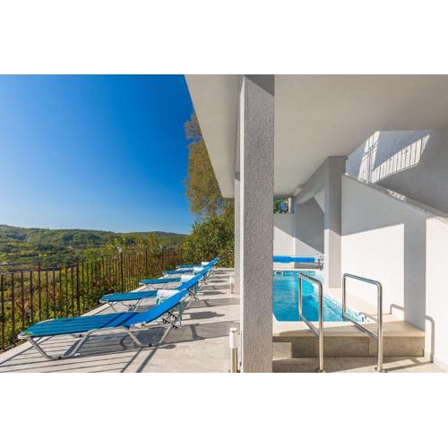 Modernes Apartment mit traumhafter Aussicht, Pool, Privatparkplatz, WiFi
