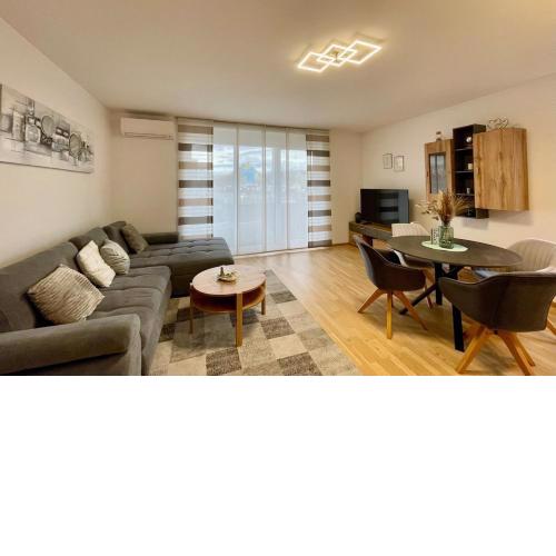 Modernes Cityapartment mit Murblick