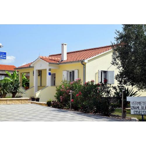 Modernes Ferienhaus in Dobropoljana mit Terrasse, Garten und Grill