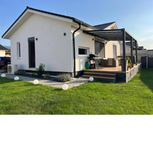 Moderny luxusny domcek s vyhladom na zamok
