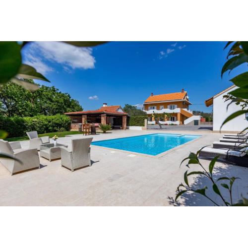 MP Luxury Holiday Home with swimming pool