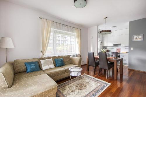 M&R Apartament Airport&Business Marina Mokotów - 4 people - parking - fast WiFi - Netflix - self check-in - terrace - guarded estate - gramophone - 6 min from Chopin Airport